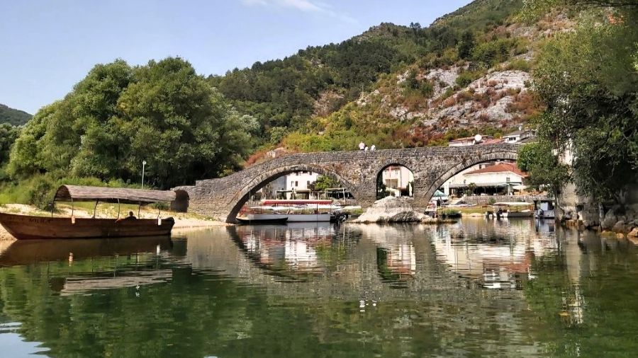 Historische Steinbrücke im Dorf Rijeka Crnojevića bei Tag in Montenegro