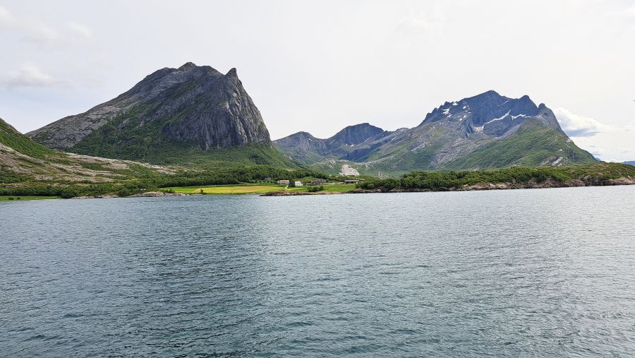 Berge entlang der Helgelandsküste während der Fährüberfahrt
