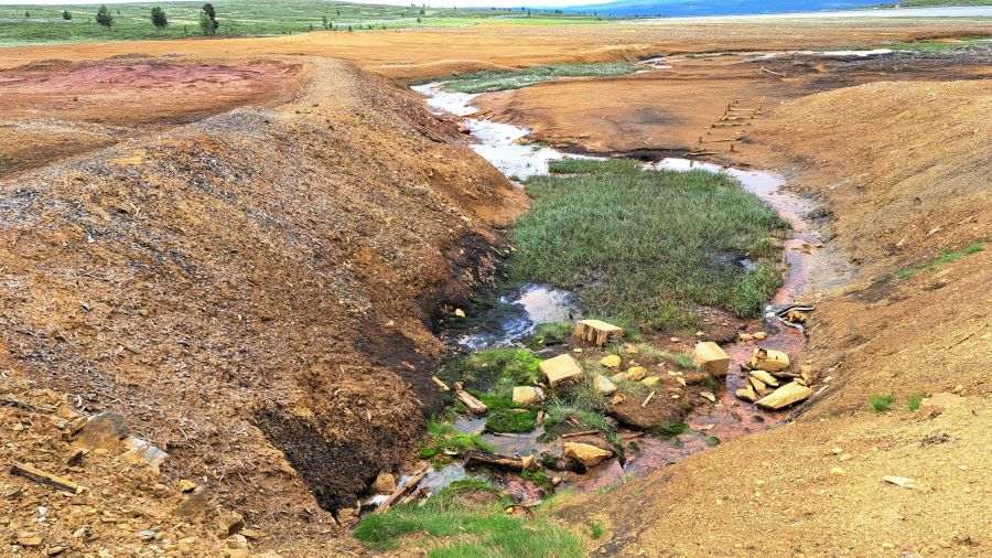 Rostbraun und gelb gefärbter Boden im ehemaligen Bergbaugebiet Storwartz