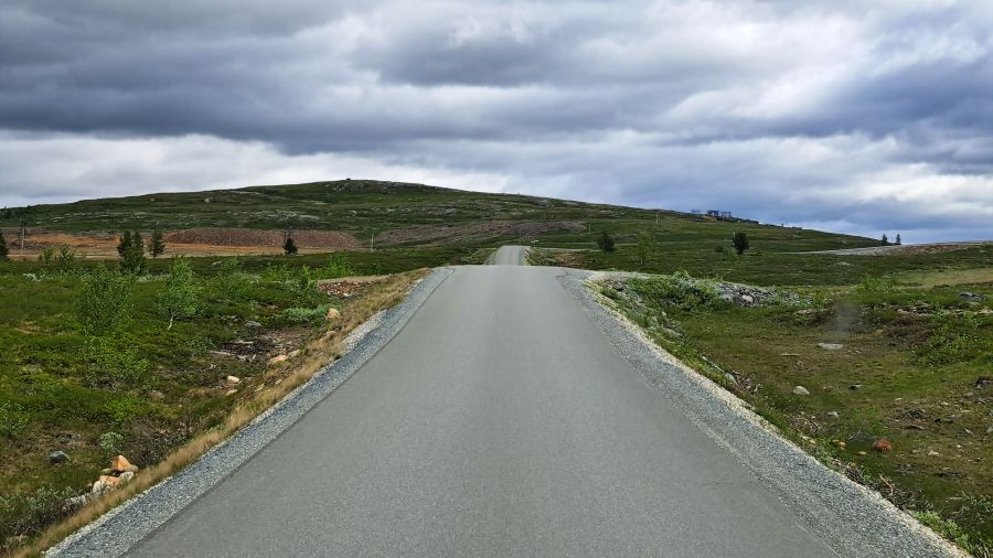 Straße durch die karge Landschaft auf dem Weg zum Bergbaugebiet Storwartz
