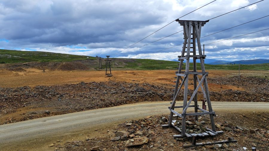 Erhaltene Holzstützen der alten Transportseilbahn im Bergbaugebiet Storwartz