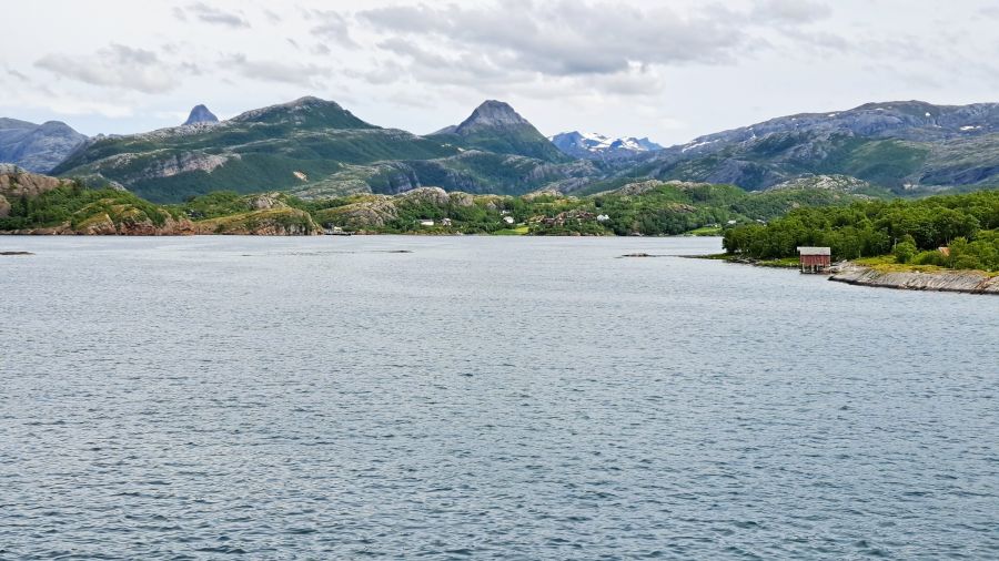 Blick auf Jektvik an der Helgelandsküste während der Fährüberfahrt