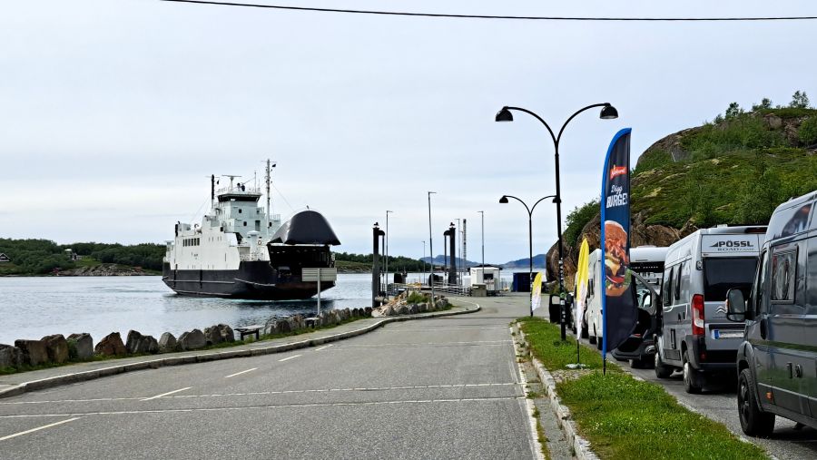 Fähre zwischen Jektvik und Kilboghamn an der Kystriksveien