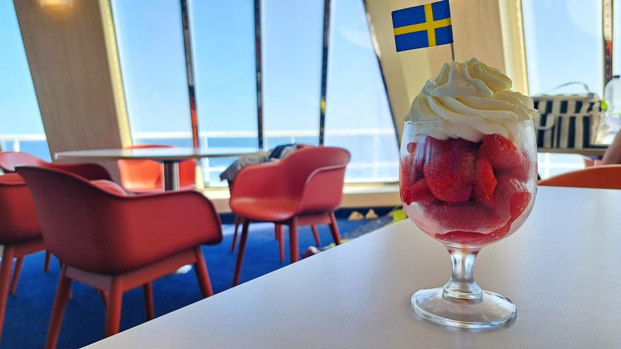 Erdbeeren mit Sahne auf der Fähre von Trelleborg nach Rostock Warnemünde