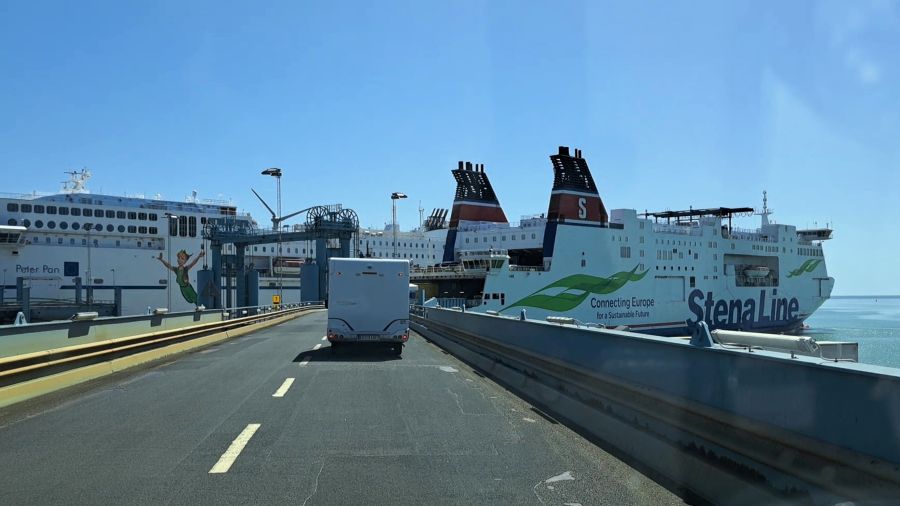 Fährhafen von Trelleborg. Einfahrt mit Wohnmobil