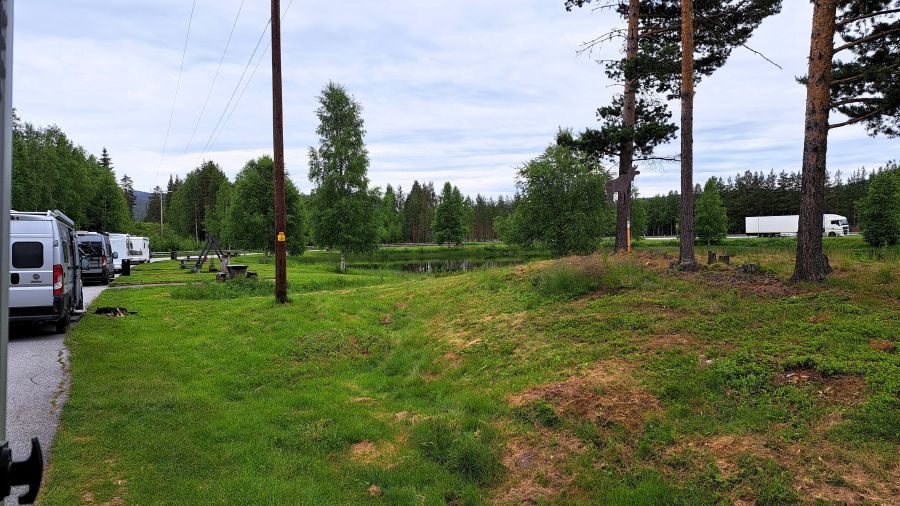 Rastplatz mit freistehenden Wohnmobilen in Norwegen