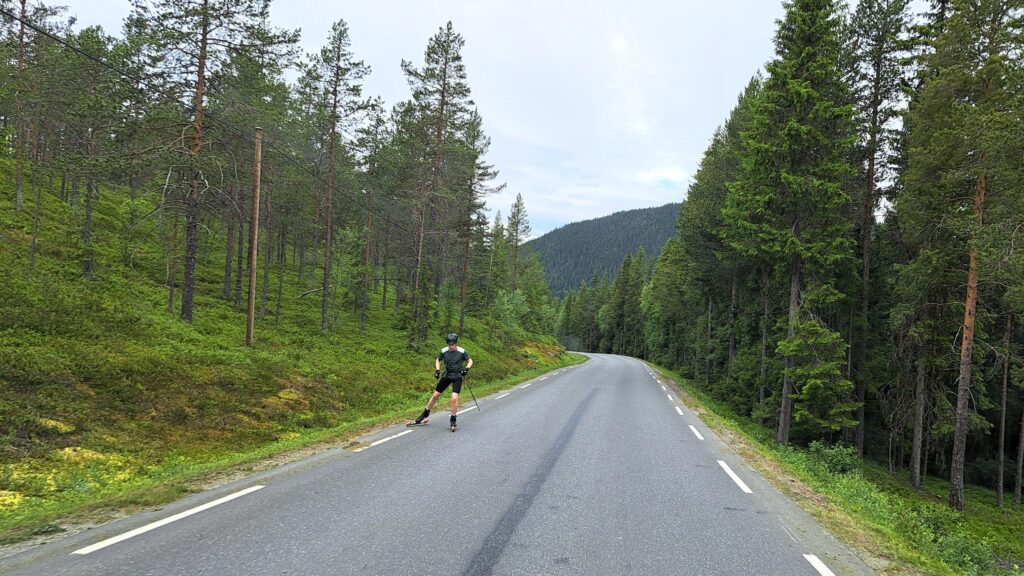 Langläufer auf der Straße am Friisvegen in Norwegen