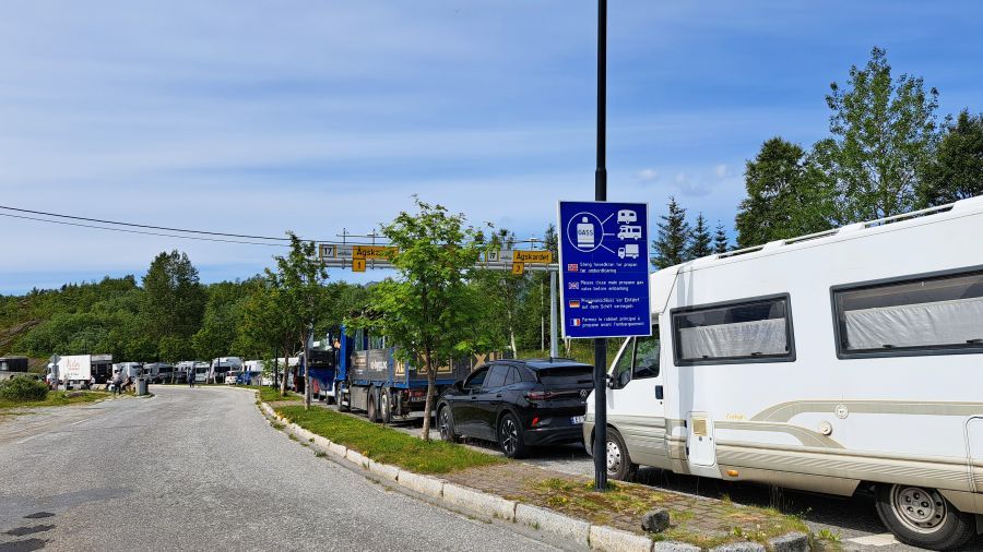 Wohnmobil wartet an der Fähre in Forøy