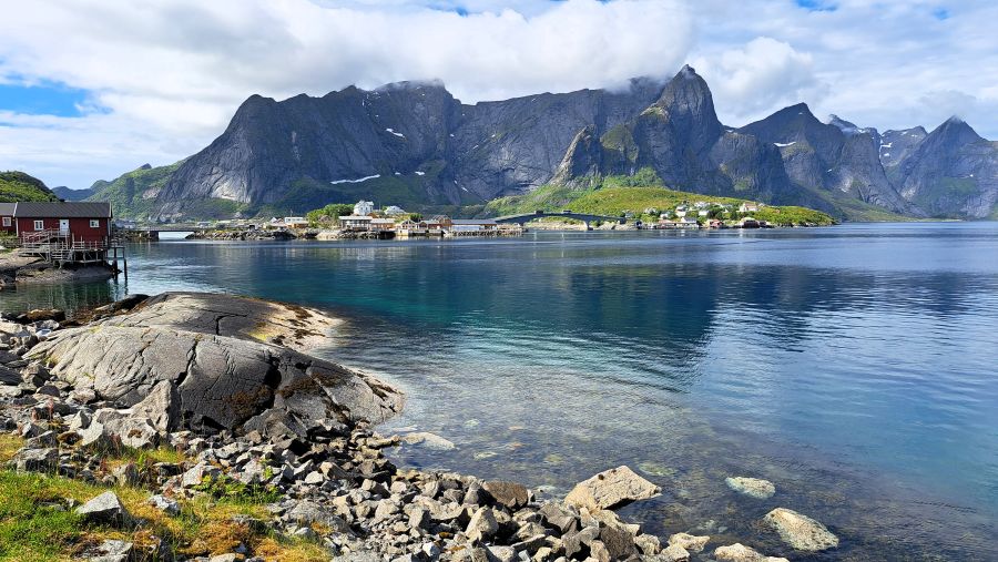 Blick auf Sakrisøya mit türkisfarbenem Wasser und Bergen