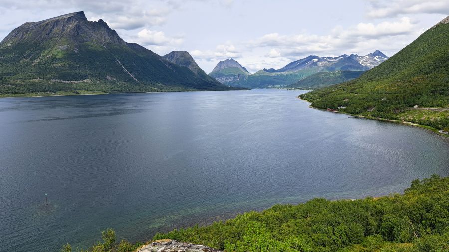 Blick auf den den Aldersund und Aldra an der Helgelandsküste
