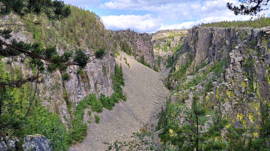 Blick in die steile Schlucht Jutulhogget in Norwegen