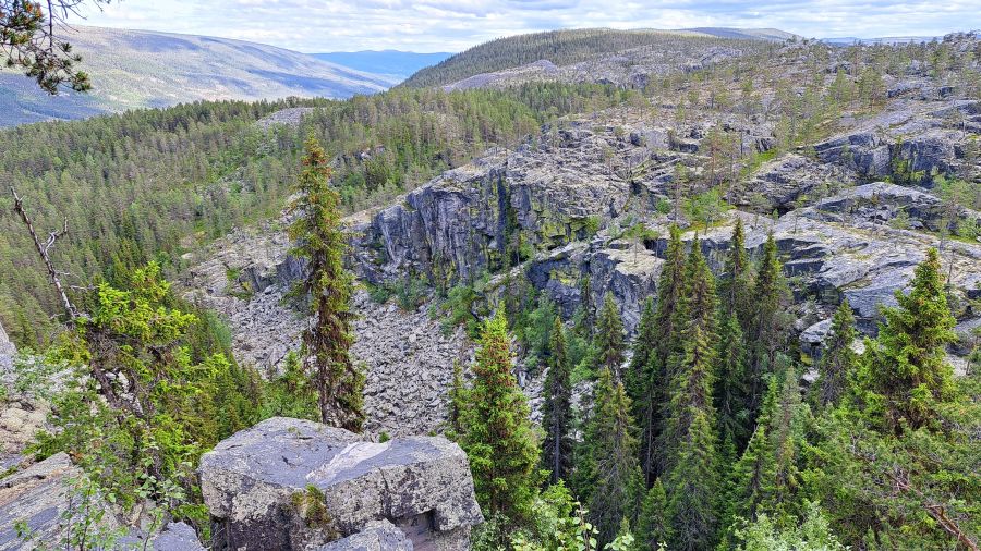 Felswände und Geröll in der Schlucht Jutulhogget