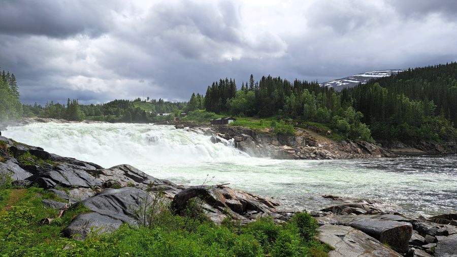 Tosende Wassermassen am Laksforsen in Norwegen
