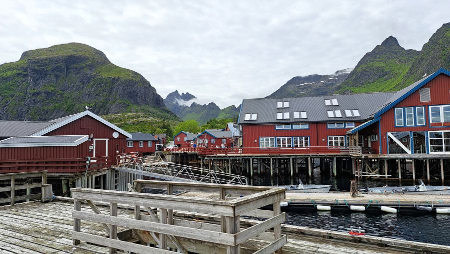 Hafen von Å i Lofoten mit historischen Gebäuden auf Stelzen