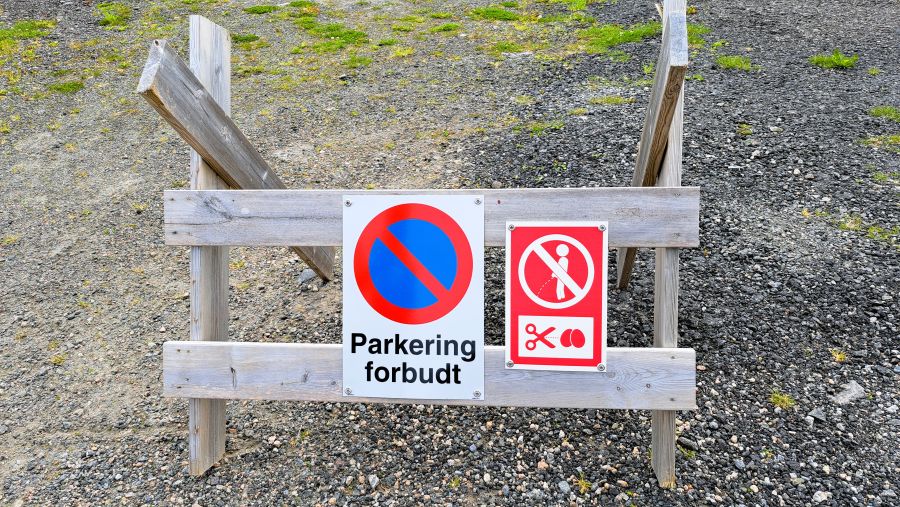 Parkschild im Fischerdorf Å i Lofoten