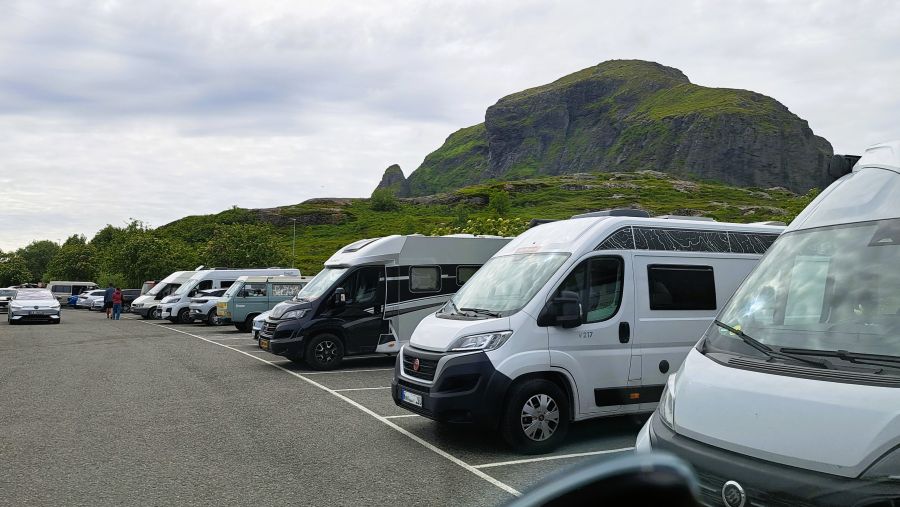 Wohnmobile auf dem Parkplatz am Ende der Lofoten in Å