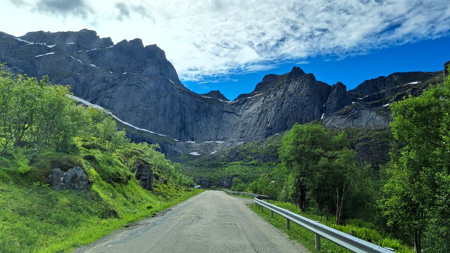 Straße unter der markanten Felswand Batman Wall auf den Lofoten