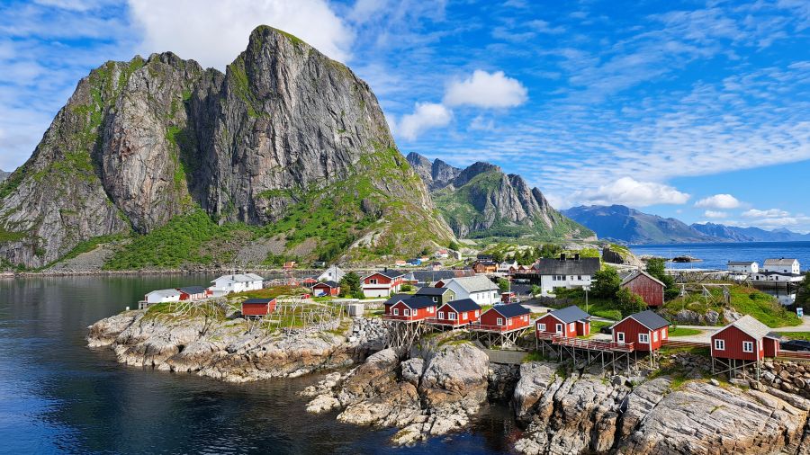 Erster Blick auf Hamnøy mit Bergen und Stockfischgestellen