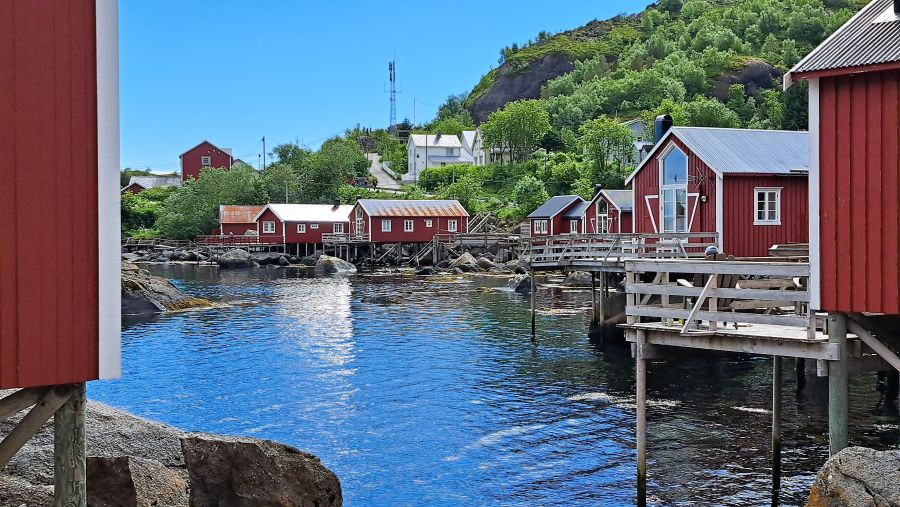 Blick zwischen den roten Fischerhäusern im historischen Nusfjord