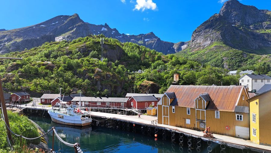 Historischer Hafen von Nusfjord mit Fischerhäusern auf Stelzen