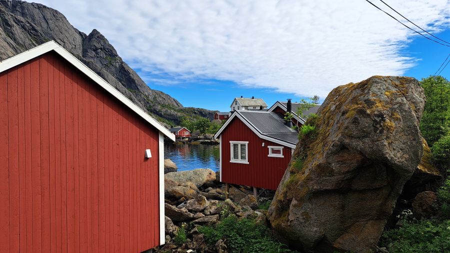 Historische rote Fischerhäuser im Fischerdorf Nusfjord auf den Lofoten