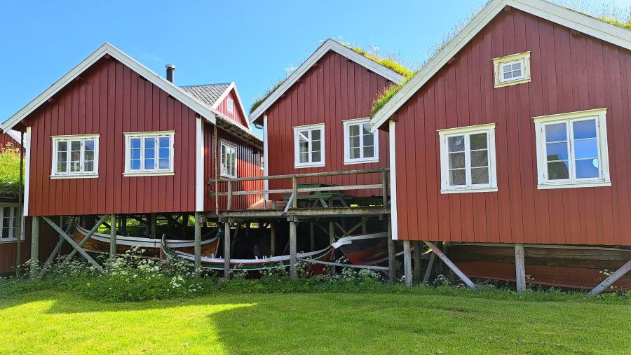 Traditionelle rote Bootsschuppen auf Stelzen in Reine