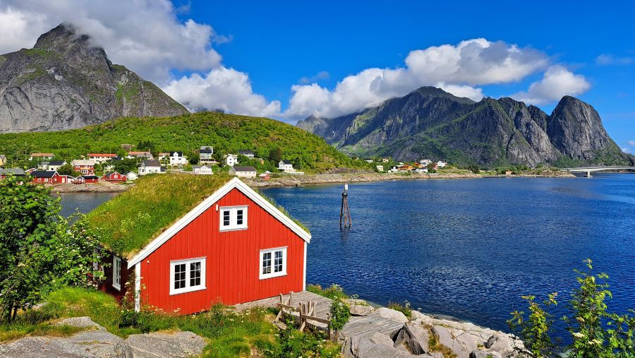 Panoramablick über Reine auf den Lofoten mit rotem Fischerhaus
