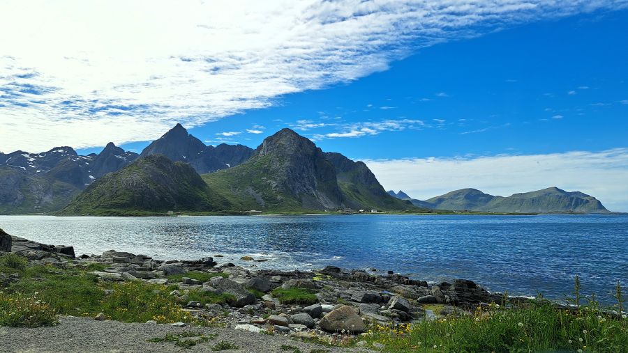 Blick vom Parkplatz Vareid auf Berge und Küste der Lofoten