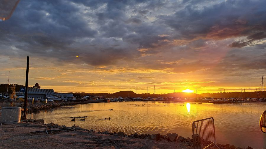 Sonnenaufgang über dem Hafen der Skjeberg Marina in Norwegen