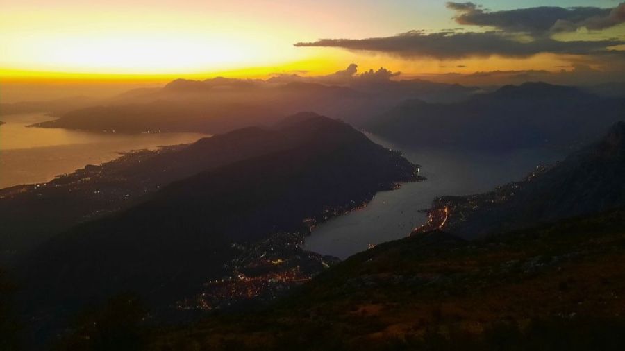 Abendstimmung über der Bucht von Kotor bei Sonnenuntergang