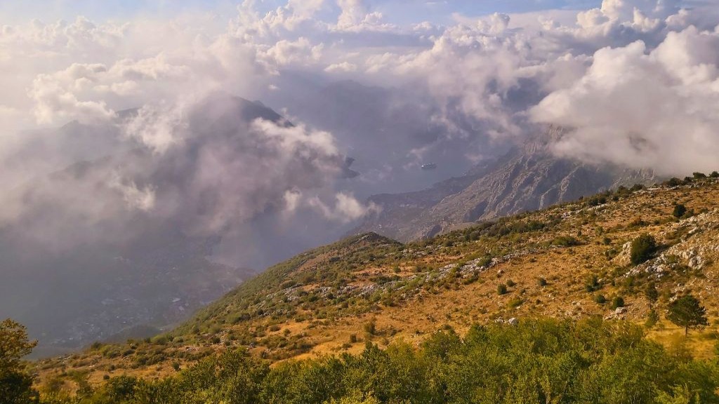 Wolkenspiele über der Bucht von Kotor, Blick vom Lovćen