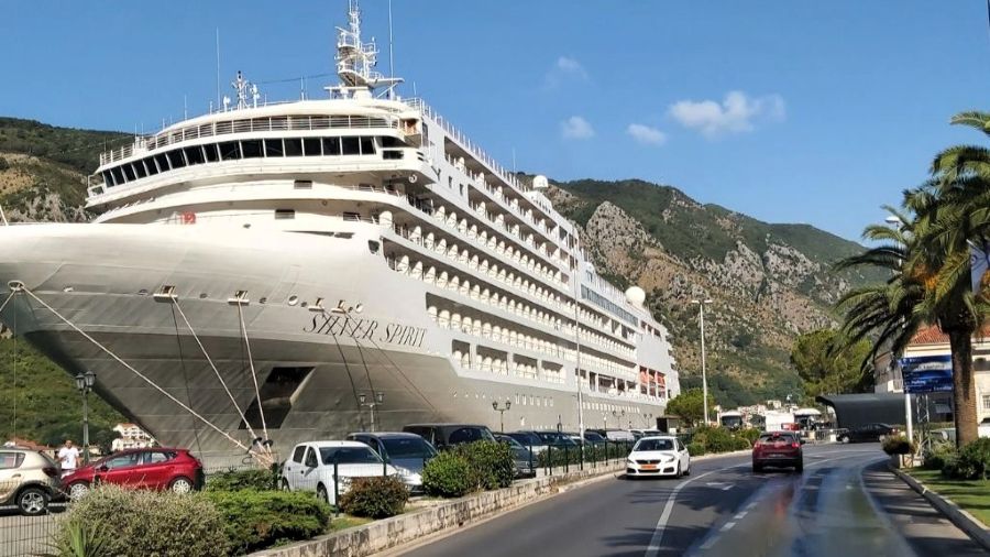 Kreuzfahrtschiff "Silver Spirit" am Hafen von Kotor