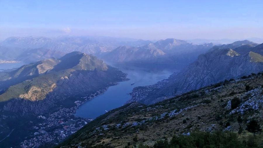 Blick von der Serpentinenstraße hinunter auf die Bucht von Kotor