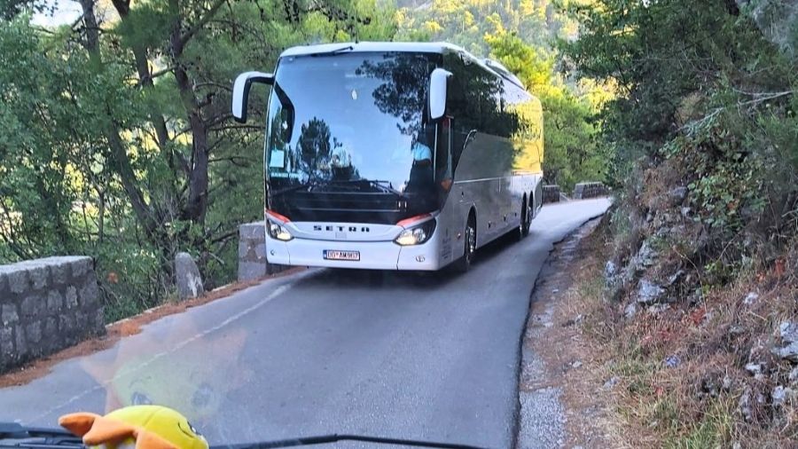 Reisebus auf der schmalen Serpentinenstraße zum Lovćen-Massiv