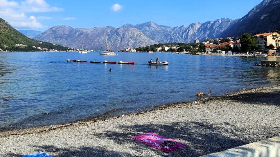 Strand mit Booten in der Bucht von Kotor