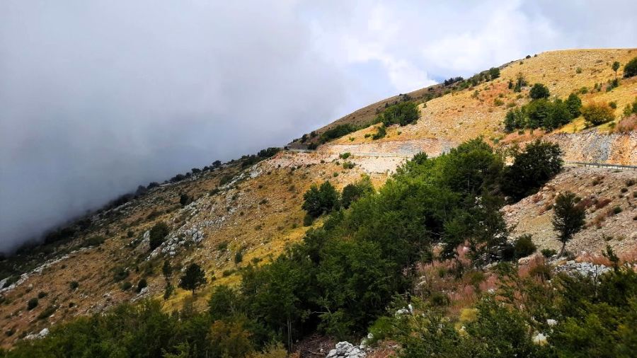 Wolkenverhangener Berghang an der Straße durchs Lovćen-Massiv