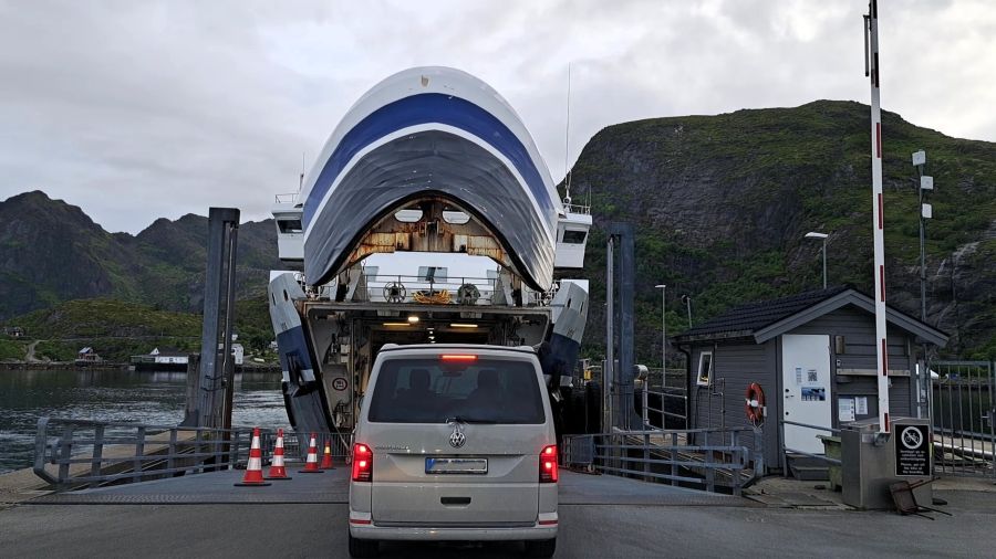 Einfahrt auf die Fähre von Moskenes zum norwegischen Festland