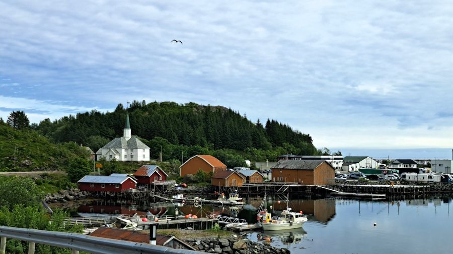 Fährhafen mit Kirche von Moskenes zum norwegischen Festland
