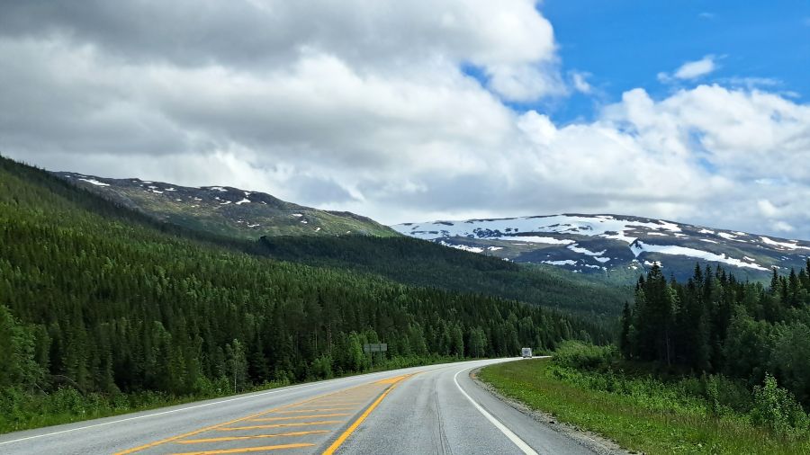 E6 durch Wälder und schneebedeckte Berge in Norwegen