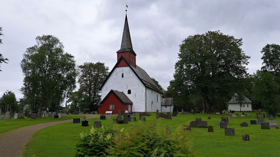Weiße Ranem Kirche mit Friedhof in Trøndelag