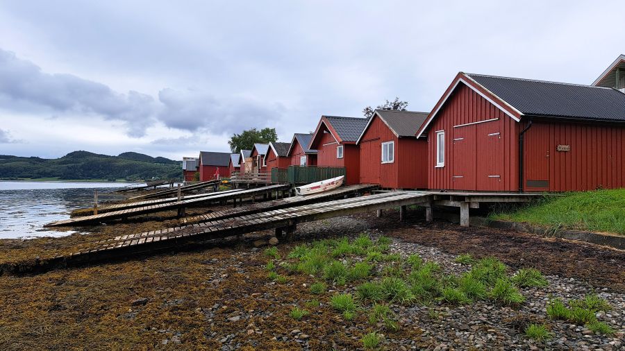 Rote Bootshäuser am Trondheimsfjord auf Inderøy