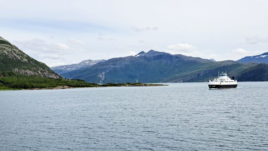 Aussichtspunkt am Polarkreis während der Fährüberfahrt auf der Kystriksveien