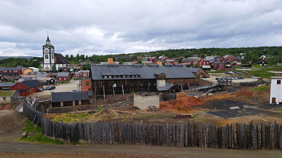 Blick über das ehemalige Kupferwerk und die Holzhäuser von Røros in Norwegen