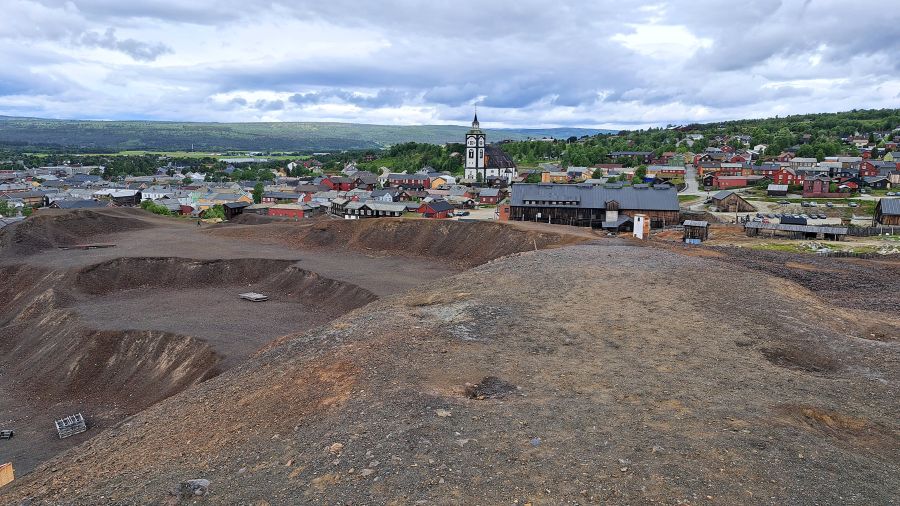 Blick auf Røros mit den Schlackehalden des ehemaligen Kupferwerks