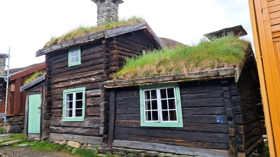 Historische Holzhäuser in Røros in Norwegen