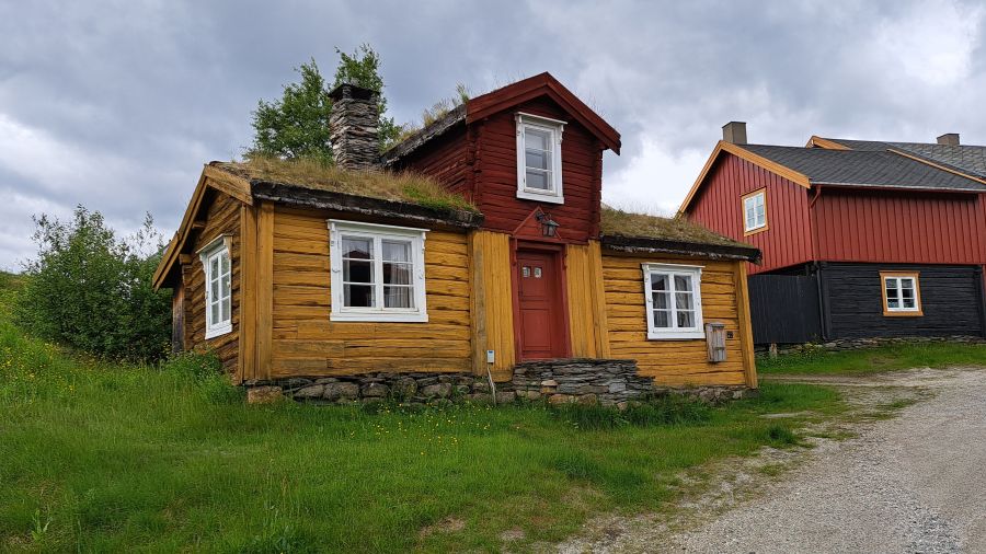 Historisches Holzhaus mit Grasdach in der Altstadt von Røros