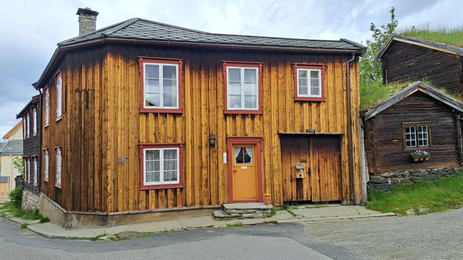 Historische bunte Holzhäuser in Røros in Norwegen