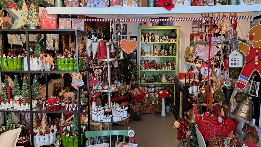 Pippi-Langstrumpf-Laden mit bunten Figuren und Souvenirs in Røros