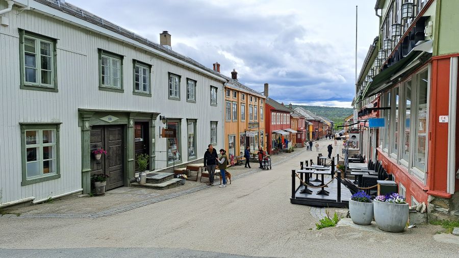 Historische bunte Holzhäuser in Røros in Norwegen