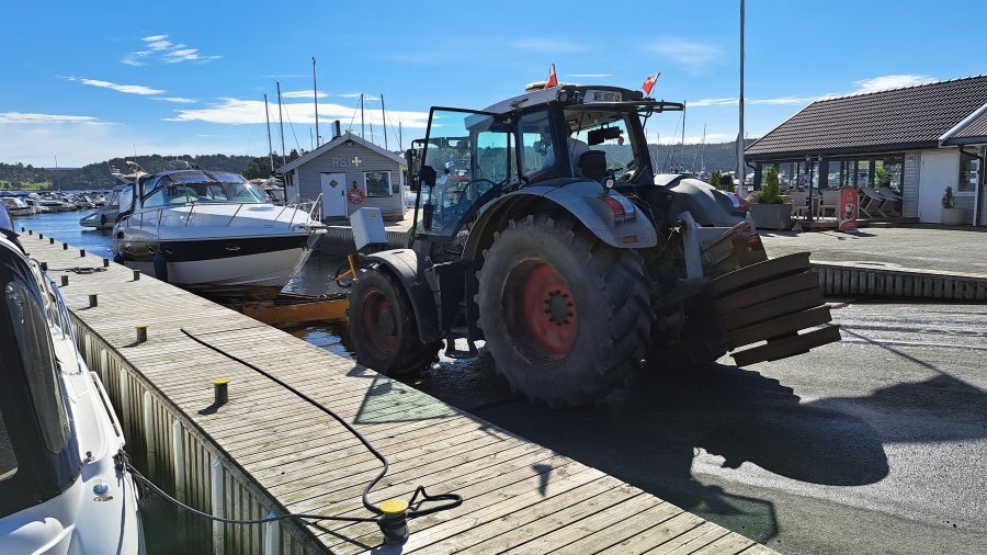 Morgen in der Skjeberg Marina - unlanden Boot mit Traktor